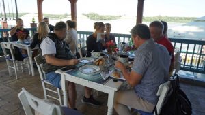 Ručak u čardi na Dunavu - Letnja škola srpskog jezika Serbonika