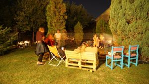 Veče pored vatre uz gitare - Letnja škola srpskog jezika Serbonika